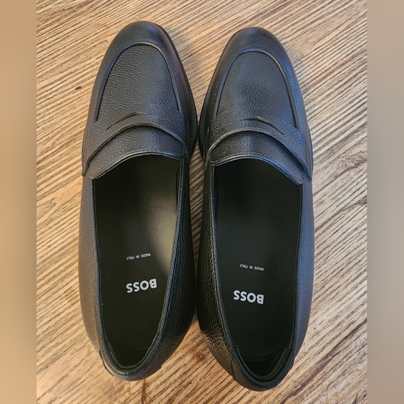 Size. 7 / 8  Boss  Classic Black Leather Loafers